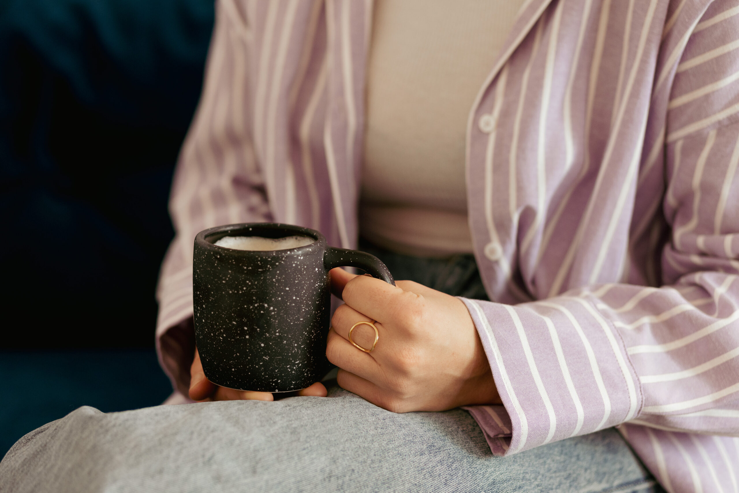 Cafe Kennenlernen Foto von einfachyou Werbeagentur mit einer Kaffeetasse die mit einer Hand gehalten wird.